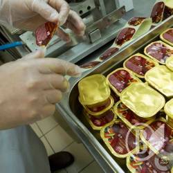 Невідомі розповсюджують набори зіпсованих продуктів!